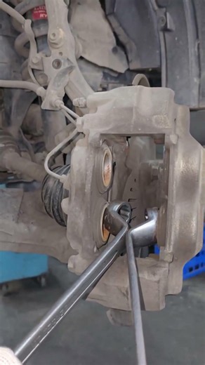 Would You Try This Brake Caliper Piston Trick On A Land Cruiser? 😳🔧
