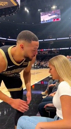 Unforgettable Courtside Proposal: Basketball Star Drops to One Knee in Emotional Arena Moment! #NBA