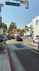 A McLaren 720S Spider was spotted on Rodeo Drive, showcasing the brand’s signature dihedral doors and carbon fiber construction in open-top form. With a starting price around $325,000, the 720S Spider delivers 710 horsepower and hits 0–60 mph in under 2.9 seconds, while still offering a retractable hardtop that operates in just 11 seconds.#McLaren#720S#720Spider#BeverlyHills#RodeoDrive#SupercarsOfLA#ConvertibleSupercar#WestLACars | CarSpex