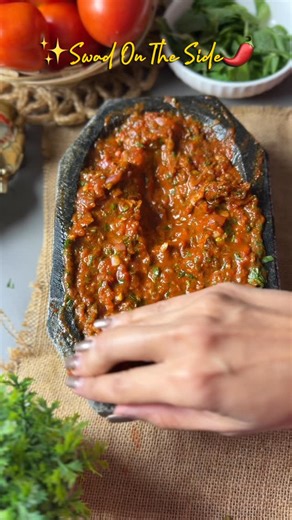 Nirali Choksi | Home Chef on Instagram: "Swad On The Side Tomato Pudina Chutney Ingredients: Tomatoes - 4/5 Mint leaves - Handful Coriander - Handful Garlic - 5/6 cloves Green chillies - 2 Salt to taste Kashmiri Red chilli powder - 1 tbsp Coriander powder - 1 tsp Jeera powder - 1 tsp Oil - 2 tbsp Recipe: 1. Chop the tomatoes and place in a pan with oil. Add garlic. Cover and cook until tomatoes leave their skin. 2. Remove the skin and place everything in a motor pestle. Start mashing. 3. Add oni