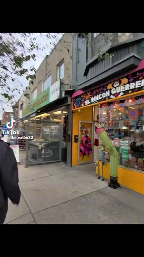 @Mike Valen ¡Gracias por la visita sorpresa! Hoy nos encontramos con un video muy bonito que grabaron en nuestra tienda de El RINCÓN GUERRERENSE – Danforth (912 Danforth Ave). Nos encantó ver cómo muestran nuestros productos, colores y ambiente. 🤍 Siempre es un orgullo ver que a la gente le gusta lo que hacemos. ¡Gracias por compartir su experiencia en nuestra tienda! 🇲🇽 Y si aún no nos conocen, los esperamos con mucho cariño en nuestras 3 ubicaciones: 📍 Scarborough – 2879 Kingston Rd 📍 Dan