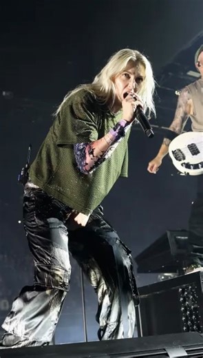 The Best Live Performances on Instagram: "‘Emptiness Machine’ is one of the hits from Linkin Park’s newest album, released 7 years after lead singer Chester Bennington passed away. It can’t have been easy for Emily Armstrong to replace one of the best vocalists of all time, but it worked out perfectly, in my opinion. Enjoy! Linkin Park - Emptiness Machine #linkinpark #chesterbennington #emilyarmstrong #alternative #alternativerock #kaicenat #kaicenatclips #livestream #officedrummer #rocklegends 