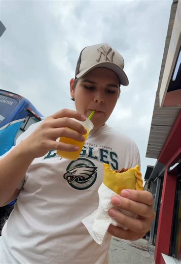 LEONA MALCRIADAAAAA solo se calma con las empanadas más ricas de todo Guayaquil #empanadas #guayaquil #ecuador