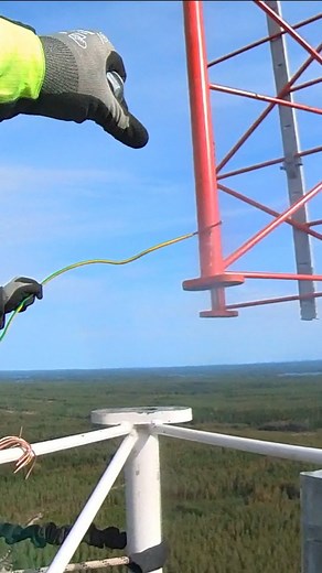 mastomies85 on Instagram: "🇫🇮Sähköshokki vältetty. Tuottaa muuten pirusti staattista varausta tommonen helikopteri, en suosittele kokeileen. 🇬🇧Electric shock avoided. A helicopter generates a huge amount of static electricity, I don't recommend trying it. #mastomies #mastcraft #mastotyö #md500 #helicopter #helikopteri #tower #electric #static #reels"