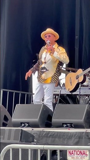 Howard Hewett performs “Show Me” before the rain come pouring down at the East Point Wine Down