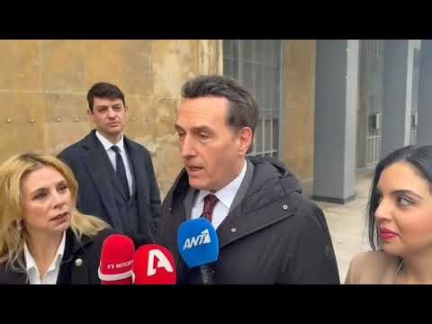 Το πρωταπριλιάτικο αστείο του Μ. Δημητρακόπουλου έξω από τη δίκη για το βίντεο της Τούνη