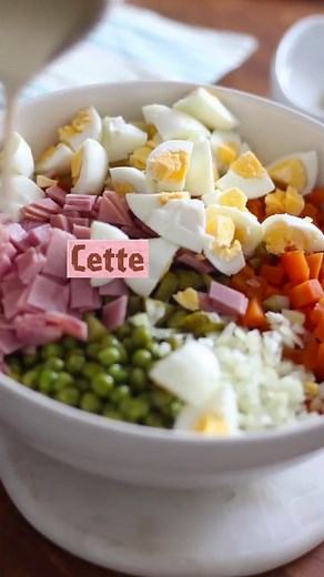 🥗 Salade Russe Maison facile & crémeuse Cette salade russe est fraîche, complète et parfaite pour le ftour ou un buffet en famille ✨ Simple à préparer, savoureuse et toujours appréciée à table ! 👨‍👩‍👧‍👦 Pour 6 personnes Ingrédients : • 2 grosses pommes de terre • 3 carottes • 5 œufs • 5 cornichons • 1/2 oignon • 450 g de jambon de dinde (remplaçable par poulet ou thon) • 340 g de petits pois • 120 g de mayonnaise • Sel, poivre • Aneth 💡 Secret : un filet de jus de cornichon ou de citron da