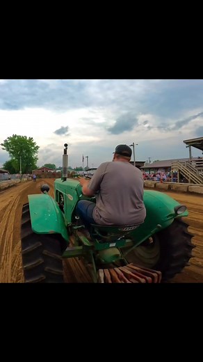 Oliver fans what’s the model?? #Farmstock #tractorpulling | Farm Stock Tractor Pullers