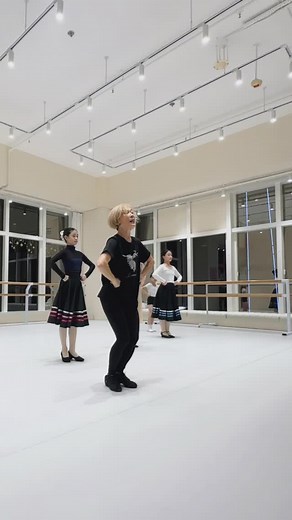 💃Character dance started in the 19th century, mixing folk dance with ballet to enhance storytelling and cultural flair look. It helps dancers express different characters and emotions, making performances more engaging. This course is a mandatory requirement in most international professional ballet schools. 🩰Furthermore, it emphasizes the use of the torso, which improves mobility and body awareness. For students, character dance is a joy—it’s a fun way to learn and express themselves!😍 ❤️Her