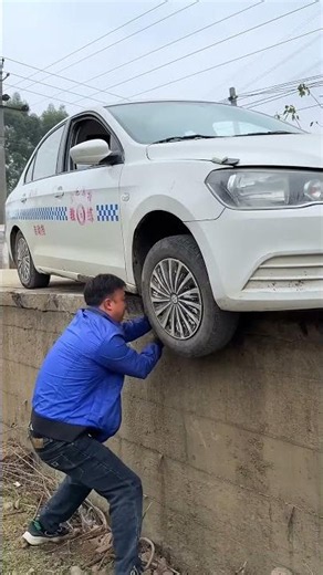 A Car Wheel Falls Off A Curb; An Experienced Driver Teaches You How To Quickly Save Yourself #funny
