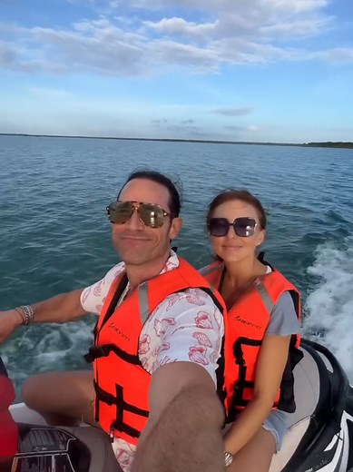Belleza del atardecer en Bacalar con Angelique Boyer