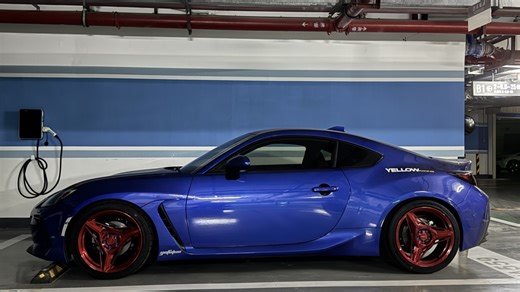 我称它为后驱版八代思域#FD2，他拥有现代满血版的k24，他的车架设计也是千禧年的那一套，虽然他用的是20年前的技术，但那是我最中意的一套造车逻辑。