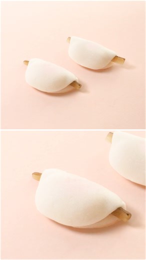 ずっと見ていられるシリーズ263 花びら餅 お正月を彩る「花びら餅」の製造が始まりました🌸 メレンゲを加えた羽二重餅の生地は、驚くほどふわっふわ✨ ほんのり桃色が透けるようにぼかしを入れ、丸く伸ばしたら、白味噌餡と蜜漬けして柔らかく炊いたごぼうをやさしく包んでいきます。 かつての宮中行事「歯固めの儀」を模したと伝わる、由緒あるお菓子。 ありがたいことに、毎年たくさんの数をご用命いただいております🙇‍♂️ 本店および、ジェイアール京都伊勢丹店で販売中ですので、新年のお祝いにぜひお召し上がりくださいませ。 ※ご好評につき、オンラインストアでは完売しております。 * “Hana-bira Mochi” We've begun making “Hana-bira Mochi” to add color to the New Year🌸 The mochi dough, kneaded with meringue, is surprisingly light and fluffy✨ Gently dyed a translucent pale pink, it's rolled into 