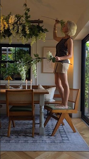 How to create a flower chandelier 🌿🪜 it's SUPER easy 🌟👌 #lightdecoration #diningideas