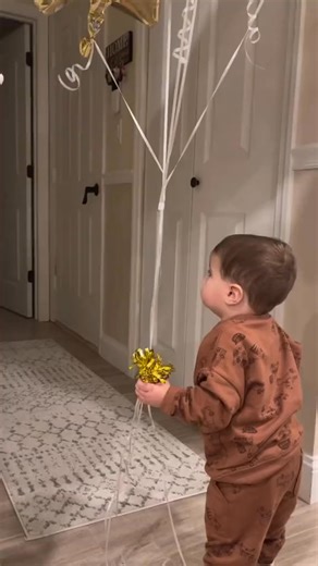 6.9K views · 170 reactions | Today is my husband’s birthday! Our son just turned one a few months ago and just started learning how to walk. He waited by the garage door for daddy to get home from work to give him his birthday balloons♥️凉 The sweet | Twin pregnancy | Facebook
