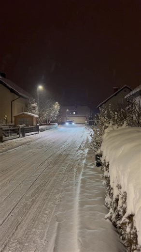 ❄️🛷 KLP prinaša smeh na ulice! Včasih se obnašamo kot otroci – malo nagajivo, malo neodgovorno 😉 – ampak vedno z nasmehom. 😄 Otroške sani po ulici, smeh otrok in trenutki, ki ogrejejo srce! ❤️ Ker veselje in smeh otrok štejeta največ. KLP – Zaupajo nam najboljši. 💪 | KLP