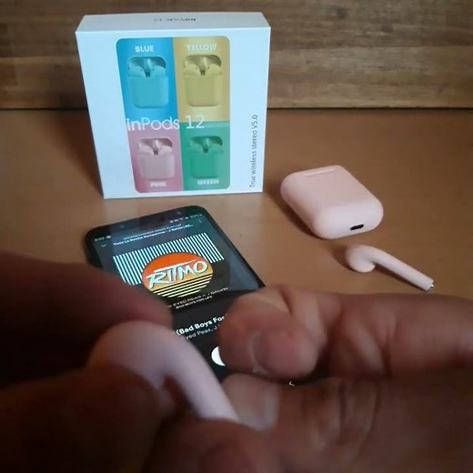 How do I increase the volume of music on my i12 TWS earbuds? Tutorial in Spanish