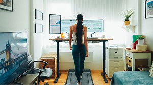 Walking desks continue to soar as one of the biggest trends of the year – 5 ways they boost fitness