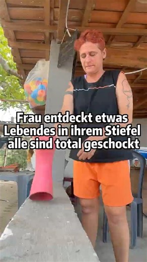 Frau entdeckt etwas Lebendes in ihrem Stiefel alle sind total geschockt 😱👢#shorts #schockmoment