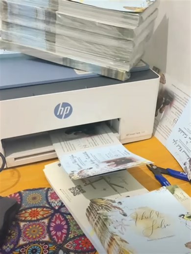 Cetak Undangan Blangko 1000 Lembar Kenapa Banyak Orang Akhirnya Pindah ke Printer Ink Tank? Capek mikirin tinta. Capek tiba-tiba nggak bisa print. Capek biaya cetak yang rasanya kecil tapi numpuk. Capek printer nyala, tapi hasilnya bikin emosi. Awalnya orang mikir, “Ah, yang penting bisa print dulu.” Tapi setelah dipakai beberapa bulan, baru kerasa: – tinta sering habis – cetak warna ikut nyedot tinta hitam – tiap mau print mikir biaya – makin sering dipakai, makin boros Di titik itu, orang mula