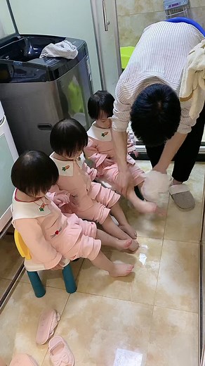 Bedtime Routine of Japanese and Chinese Triplets