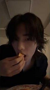 hyunjin peach eating asmr | Hyunjin Instagram Live #hyunjin