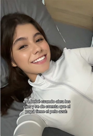 El niño y su curioso descubrimiento del cabello azul