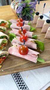 🌟Aperitivele festive sunt ideale pentru mesele de sarbatori🎄, petreceri sau atunci cand ai musafiri si vrei ceva rapid, gustos si de efect. In acest video iti arat 3 idei simple, gata in doar 15 minute, perfecte pentru orice ocazie. Retetele sunt explicate pas cu pas, astfel incat sa obtii aperitive frumoase, delicioase si foarte usor de pregatit. Urmareste-ma pe Instagram: @alinainbucatarie Nu uita sa dai Like si Subscribe pentru mai multe retete rapide, simple si gustoase! 🔴 Ingrediente: Ru