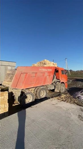 Manual unloading. Shell rock.