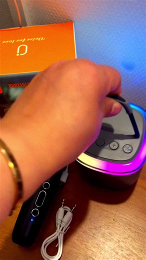 BOOM-BOX 🎤🔊 Enceinte portable avec micro sans fil et Bluetooth 5.0. Parfaite pour karaoké, musique et fêtes. Compatible téléphone, carte Micro TF et AUX. Emmenez la musique partout avec vous ! #TikTokShop #BoomBox #EnceinteBluetooth #Karaoke #BonPlan 🎶