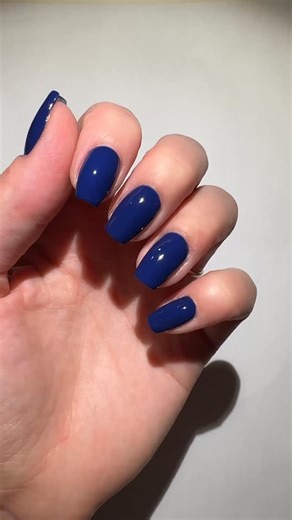 @looky.ca on Instagram: "Tutoriel Manucure ✨ 1. Lime tes ongles dans la forme désirée; 2. Prépare l’ongle en repoussant et en nettoyant les cuticules; 3. Applique 1 couche d’Apprêt et laisse sécher à l’air 10 secondes; 4. Applique 1 couche de Base Gel Protectrice et catalyse 60 secondes; 5. Applique le Builder Gel 002 Nude Clear et catalyse 60 secondes; 6. Applique 2 fines couches de Vernis Gel 3 en 1 Minuit 911, en catalysant 60 secondes entre chaque couche… et voilà! ✨💙 - Manicure Tutorial ✨