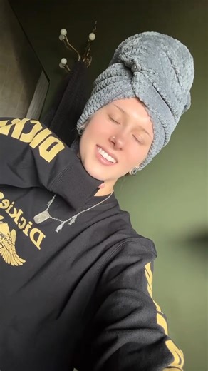 3.2K views · 211 reactions | Real face reveal! This is what I look like. No filler or “work” done, although I think most of y | Alexis XJ Movie | Facebook