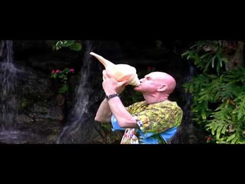 Hawaii Wedding Conch Blowing at Pukalani Falls