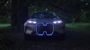 En hyggelig dagligstue i bilen? Svenskeren Erik Melldahl er en af designerne, som står bag den visionære konceptmodel BMW Vision iNext. Hør hvad designeren selv har at sige om fremtidens elbil. | BMW Danmark