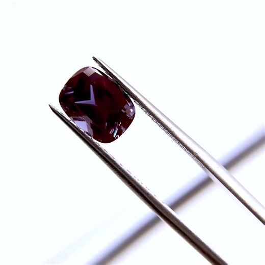 Antique cushion cut, modern magic ✨ ⠀⠀⠀⠀⠀⠀⠀⠀⠀ Fun fact: Lab-grown alexandrite changes color from teal-green in daylight to raspberry-red under warm light—thanks to the same light-reactive chemistry as natural alexandrite. 💚➡️❤️ ⠀⠀⠀⠀⠀⠀⠀⠀⠀ Vintage soul. Color-shifting brilliance. 💎 #Alexandrite #LabGrownGemstone #CushionCut #ColorChangeGem #FineJewelry