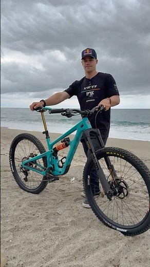 Richie Rude walking us through his 2025 enduro race rig! The Yeti SB160 🔥