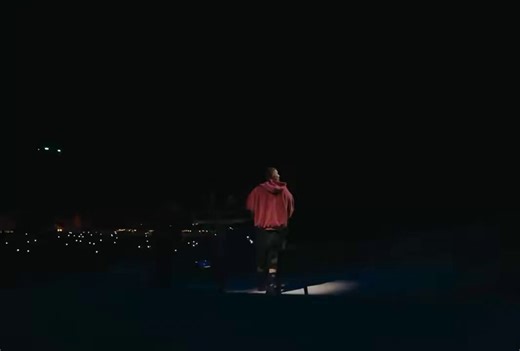 adam laptop getirmiş arkadan müzik videosu açıyor onun üstüne iki üç kelime söyleyip youtube yorumlarına bakıyor tarihin en kötü coachella performansı