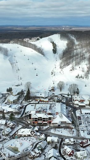 Tuesday was just about perfect on the slopes! Great conditions plus snowmaking and a bit of sunshine rounded out the day. Stay tuned to the snow report (crystalmountain.com/snow) for the latest updates on conditions and what new slopes are opening this weekend. 👀 ❄️ | Crystal Mountain