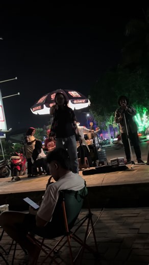 Kesal karena Gangguan saat Istirahat bagi Pengamen