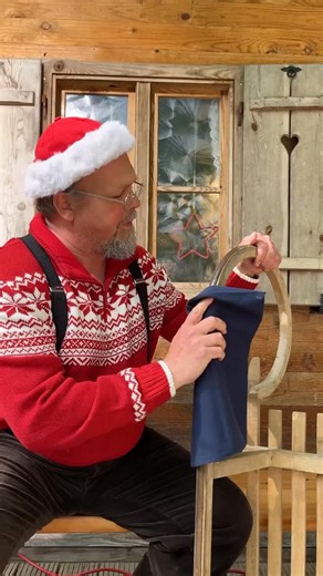 Dresdner Christstollen on Instagram: "Die Vorbereitungen laufen … Die Geschenke stehen bereit und Santa schleift nochmal ordentlich die Schlittenkufen. 🎁🎁🎁🛷 Doch auch hier gilt: Gut Schlitten will Weile haben und eine hervorragende Pausennascherei ist auch schon die halbe Weihnachtsmiete. Mit einer Scheibe Dresdner Christstollen ist das Zielgeraden-Glück perfekt! Santa ist bereit. Ihr auch? Fehlt eigentlich nur noch der Schnee … ❄️❄️❄️ 📸: @tobiasritz #DresdnerChriststollen #Weihnachten #mei