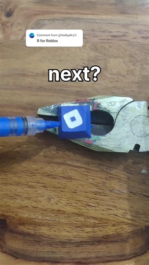 drawing R for roblox but on my keyboard! custom keyboard!