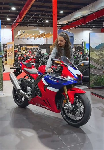 Experience the Honda Fireblade: Precision on Two Wheels