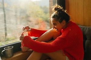 The Biggest Pedicure Color Trend For Winter 2026 Is Bringing Back An Iconic OPI Bottle