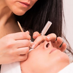 Cómo hacer un lifting de pestañas paso a paso - Chic in