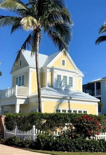 A Day on Captiva Island 🏝️ Captiva Island is a 1 hour drive from Fort Myers, Florida. The beaches on the island have turquoise water lots of seashells. #captivaisland #captivaislandflorida #travelguide #beachlife #florida #ocean #beautifulbeaches #seasidefl #beachday #oceantherapy #beachvibes #relaxation #vacationideas #thegreenflashrestaurant