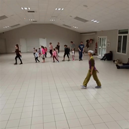Petit retour sur notre cours de Zumba Family du mardi 28 octobre. Parents et enfants se sont amusés ensemble, merci pour votre participation !! Rappel important : Il n'y aura pas de cours exceptionnellement pendant les 2 premières semaines de Novembre. Reprise des cours le mardi 18 Novembre à Montdidier et le mercredi 19 Novembre à Trois Rivières. En attendant, nous souhaitons une bonne rentrée aux enfants comme aux parents !! #fitness #happy_zumba80 #zumba #chriszumbafitness #zumbafamily #zumba