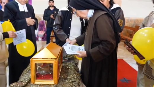✨ Unidad Educativa Particular La Porciúncula: un encuentro lleno de amor y esperanza ✨ Las reliquias del Santo Hermano Miguel llegaron a la Unidad Educativa Particular La Porciúncula, donde fueron recibidas con emoción, cantos y devoción por parte de las Hermanas Franciscas, estudiantes y colaboradores. 💙🙏 En un ambiente profundamente espiritual, la capilla se convirtió en el corazón del encuentro: un espacio de veneración, silencio orante y gratitud. Allí, los corazones se unieron para honrar