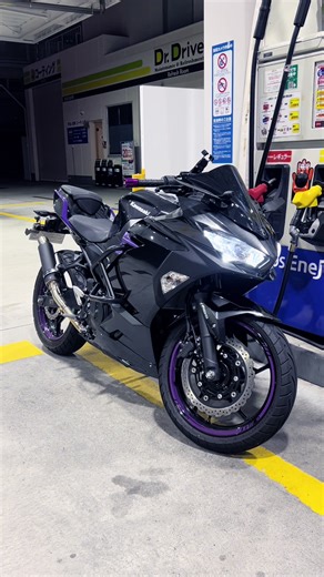 ガソスタでのニンジャ250女子の魅力