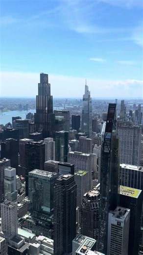111 West 57th Street(또는 스타인웨이 타워, Steinway Tower)는 미국 뉴욕 맨해튼 미드타운에 위치한 세계에서 가장 독특하고 인상적인 초고층 주거용 빌딩