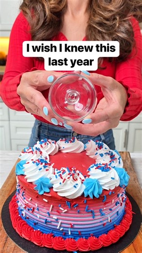 Use a glass to easily slice and serve cake for the 4th of July #cakes #4thofJuly #partyideas #happy4thofjuly | Liz & Jeff